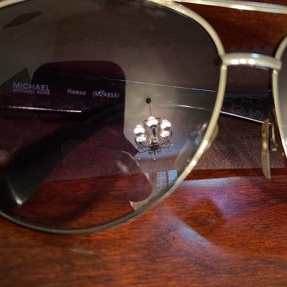 MICHAEL KORS SILVER AND BLACK SUNGLASS . - Picture 6 of 9